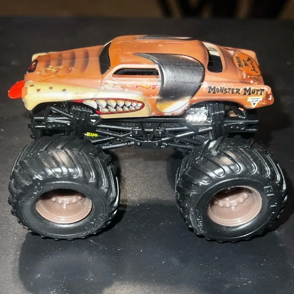 Monster Mutt Hot Wheels Monster Jam Monster Truck 1:64 Scale